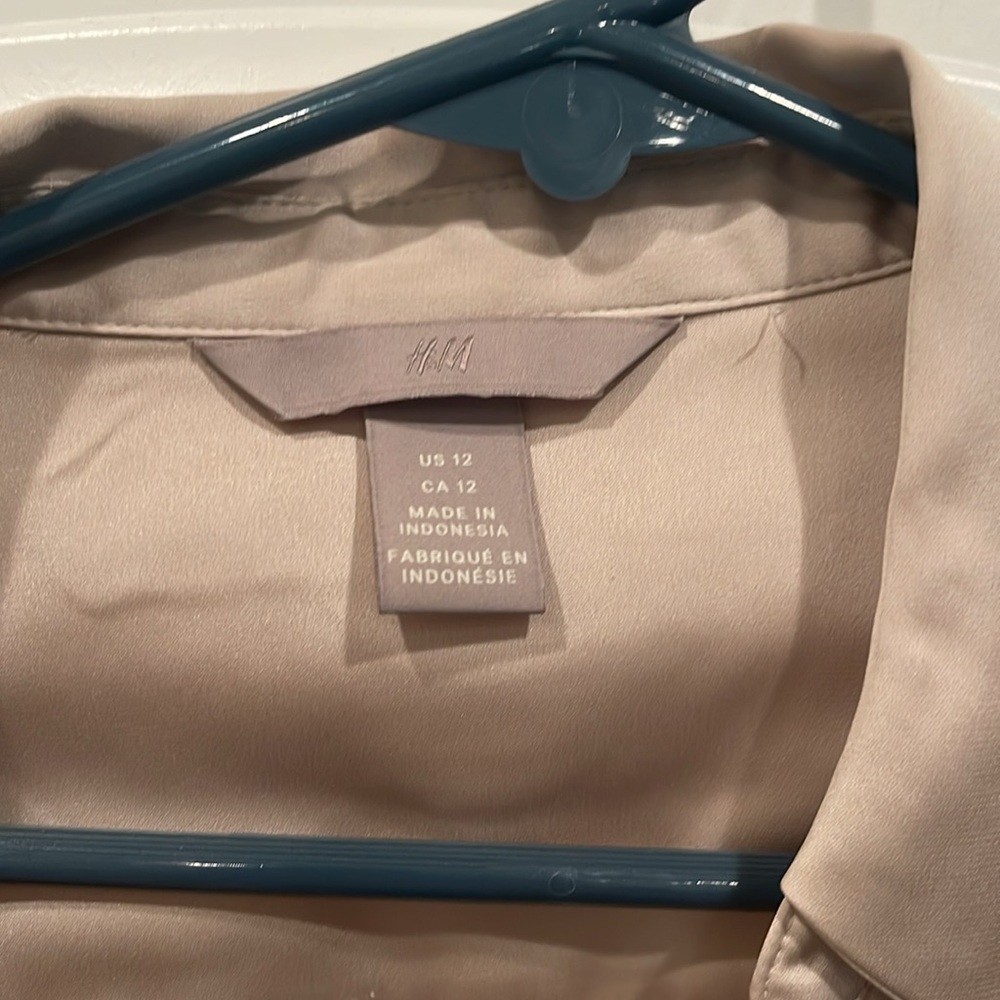 H&M women’s button down - Picture 2 of 3
